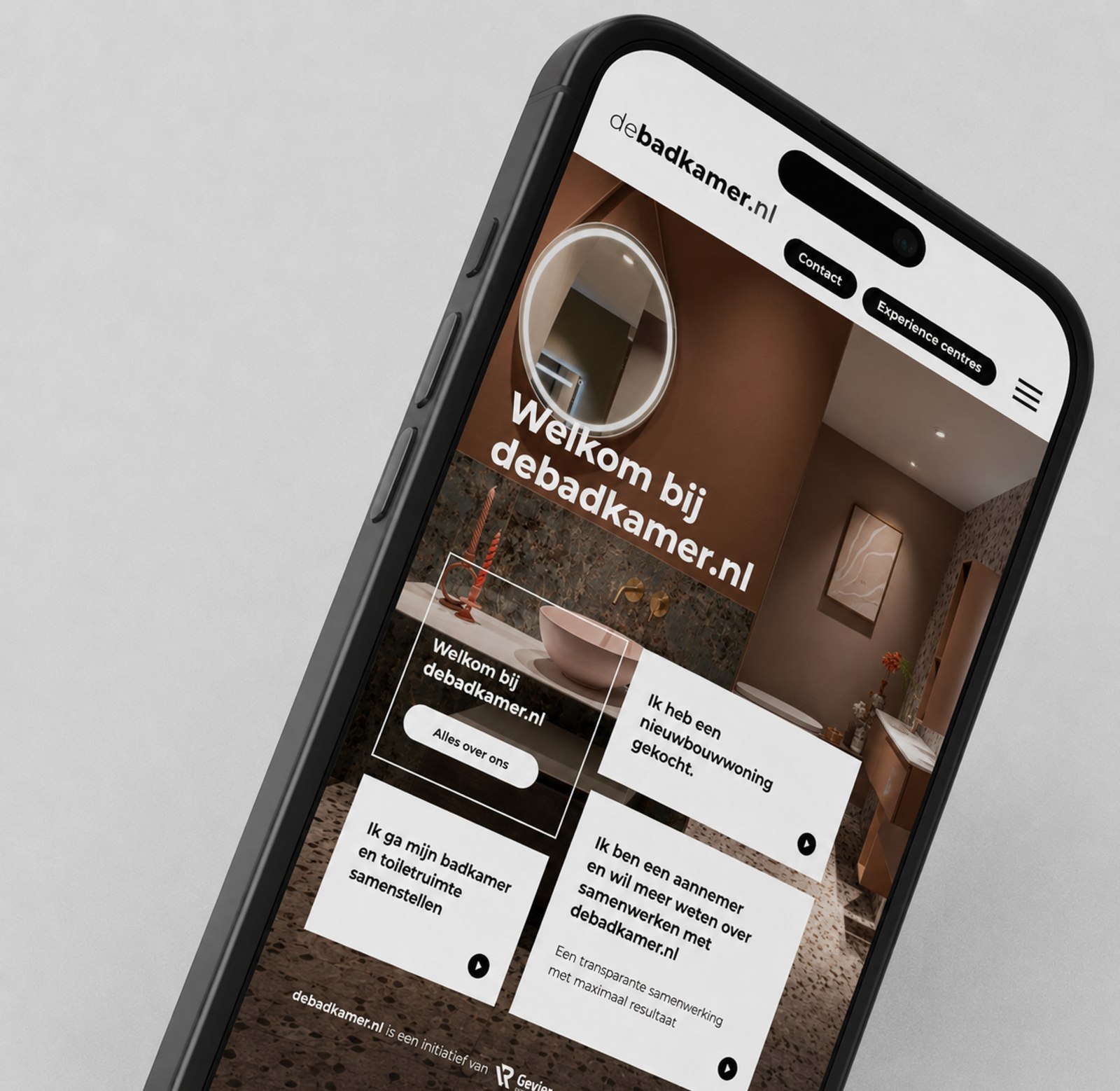 De vernieuwde debadkamer.nl-website getoond op een smartphone