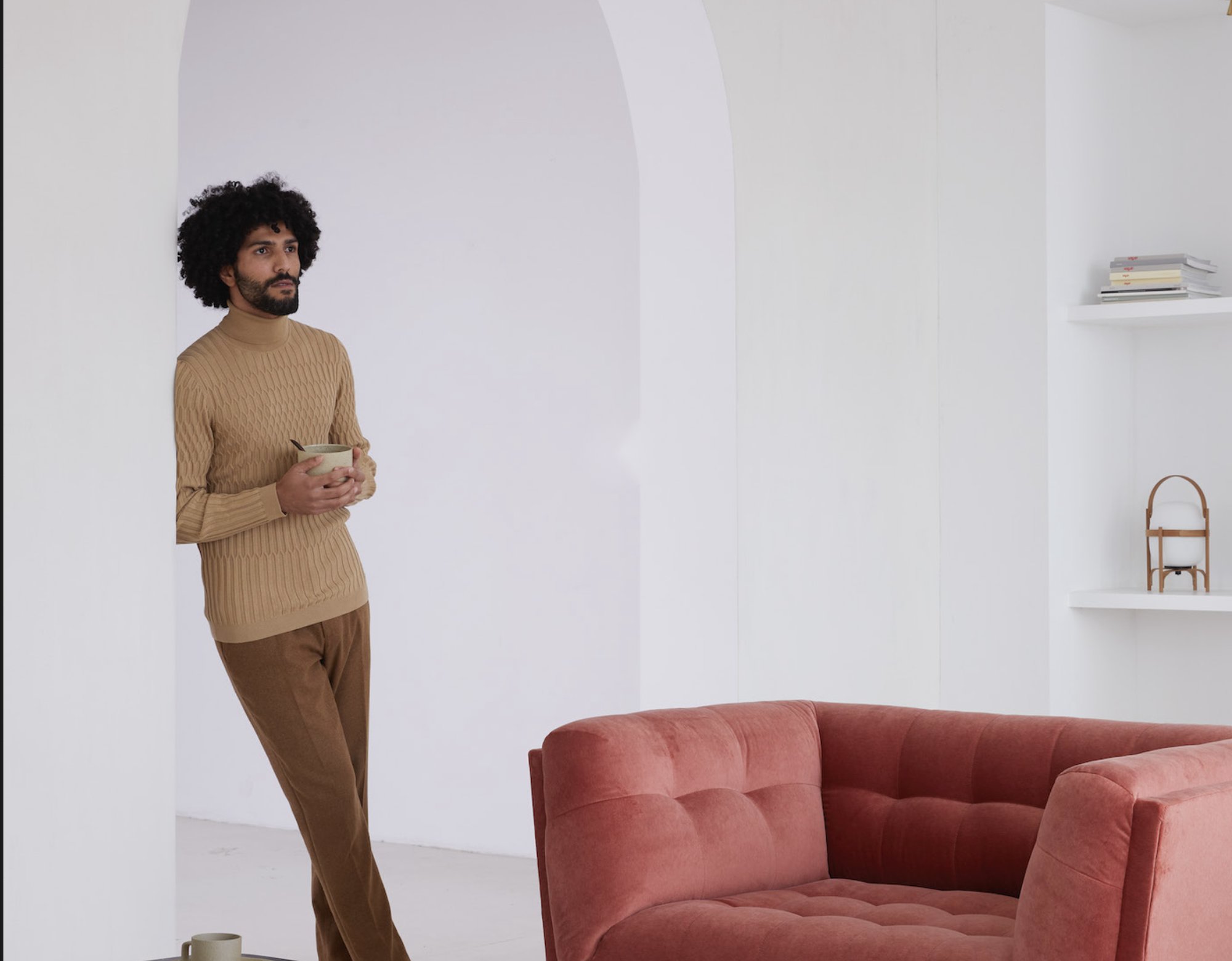 Dyyk — styled living room with a velvet sofa, ceramics and warm knitwear