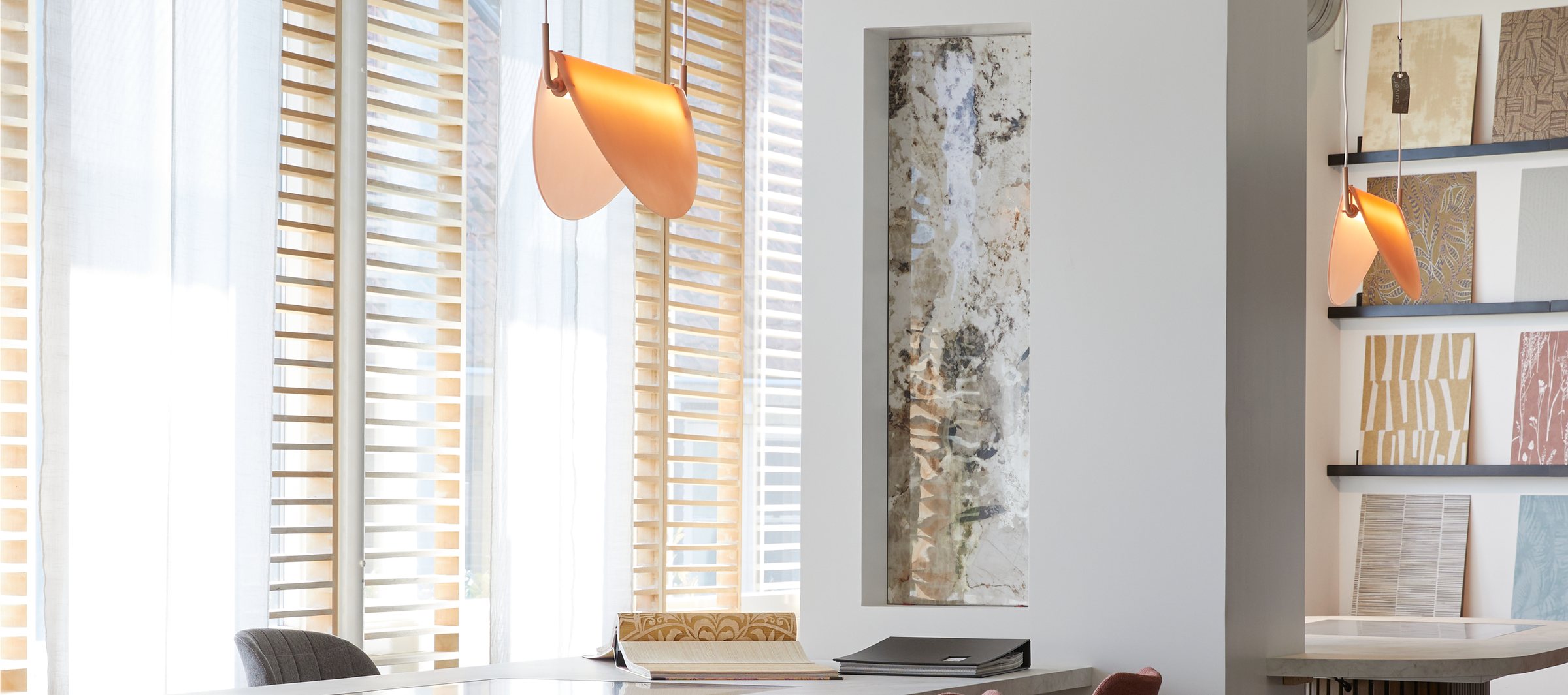 The Het Kabinet Wonen Stalenlab, with pendant lamps and a wall of material samples