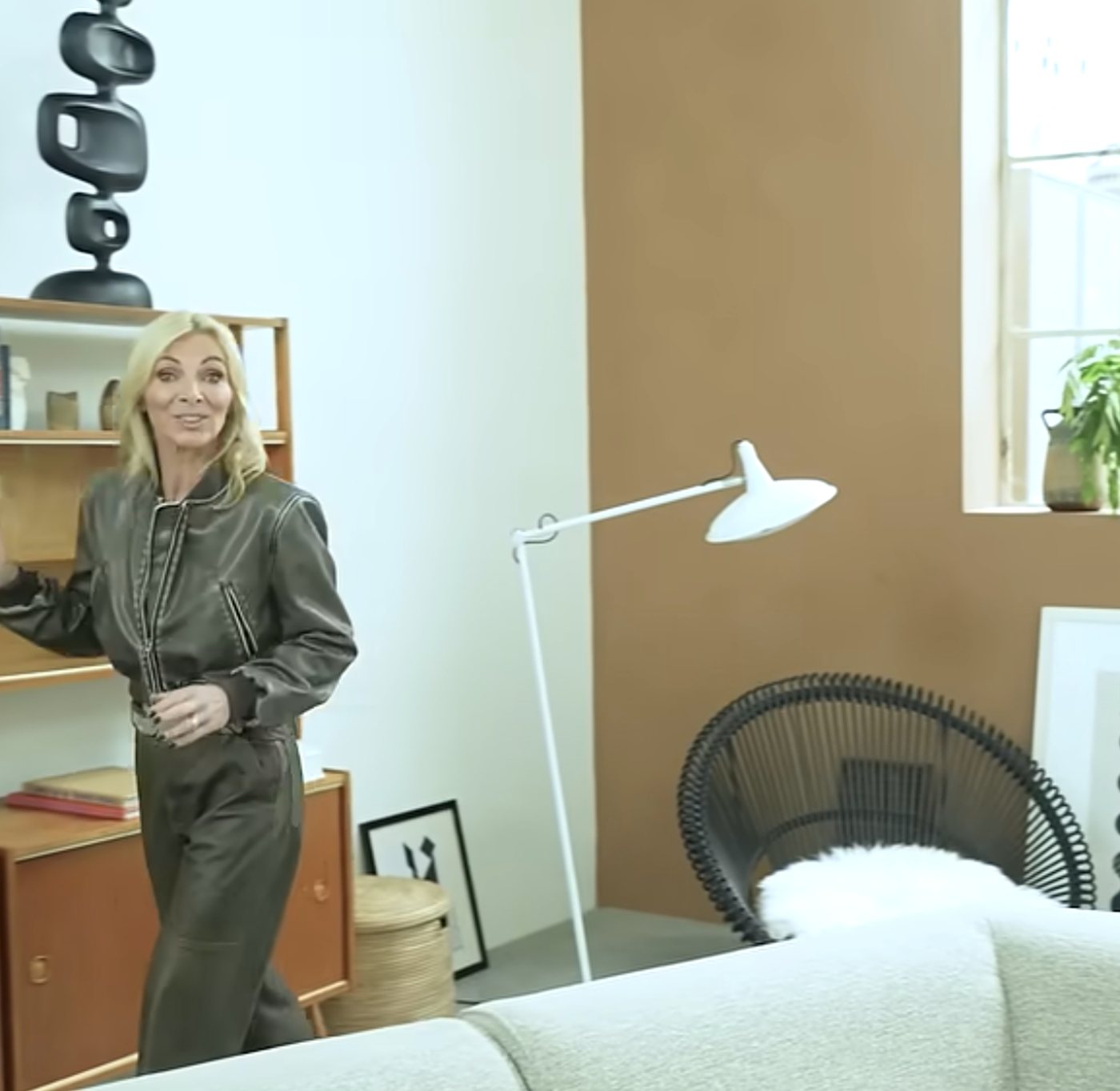 A presenter in the Het Kabinet Wonen showroom — content shoot still