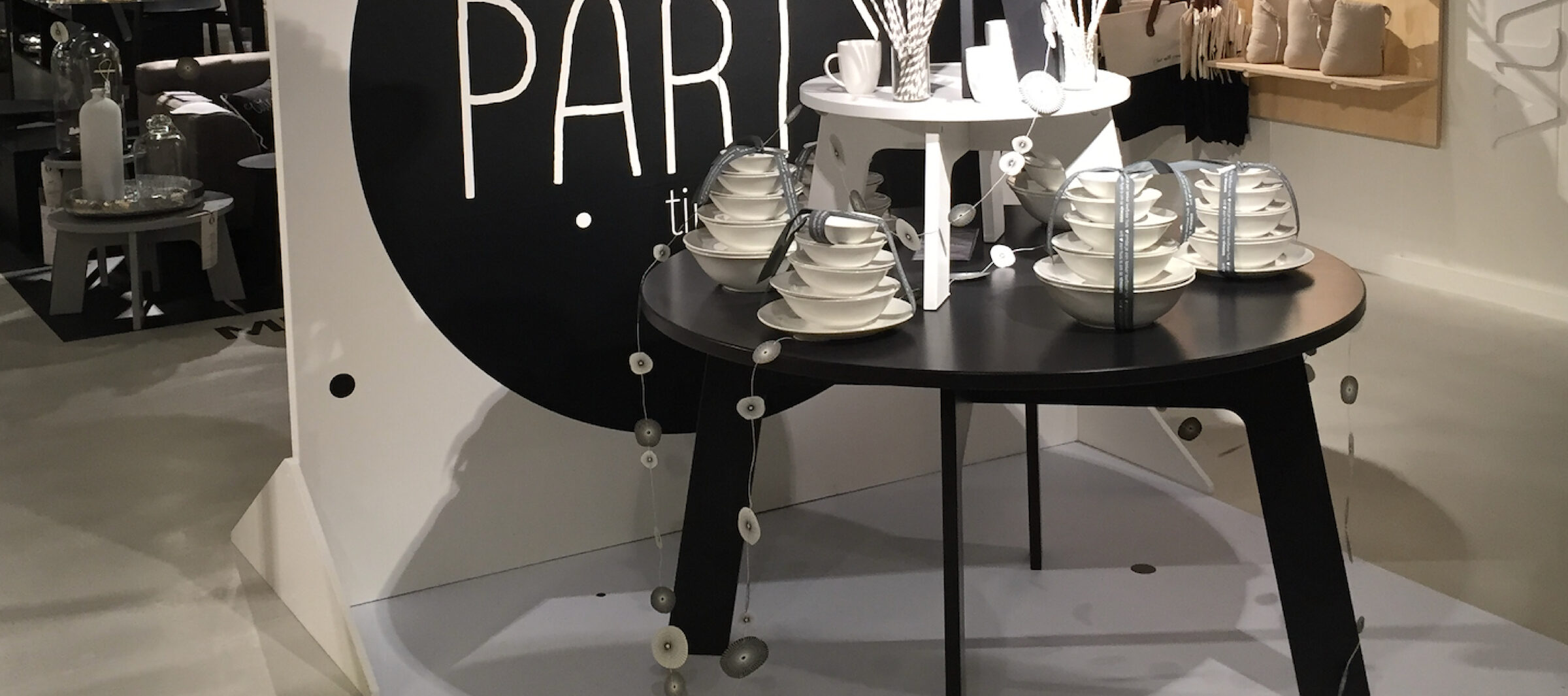 Zwart-wit 'Paris'-presentatietafel met servies en accessoires uit de vtwonen concept store