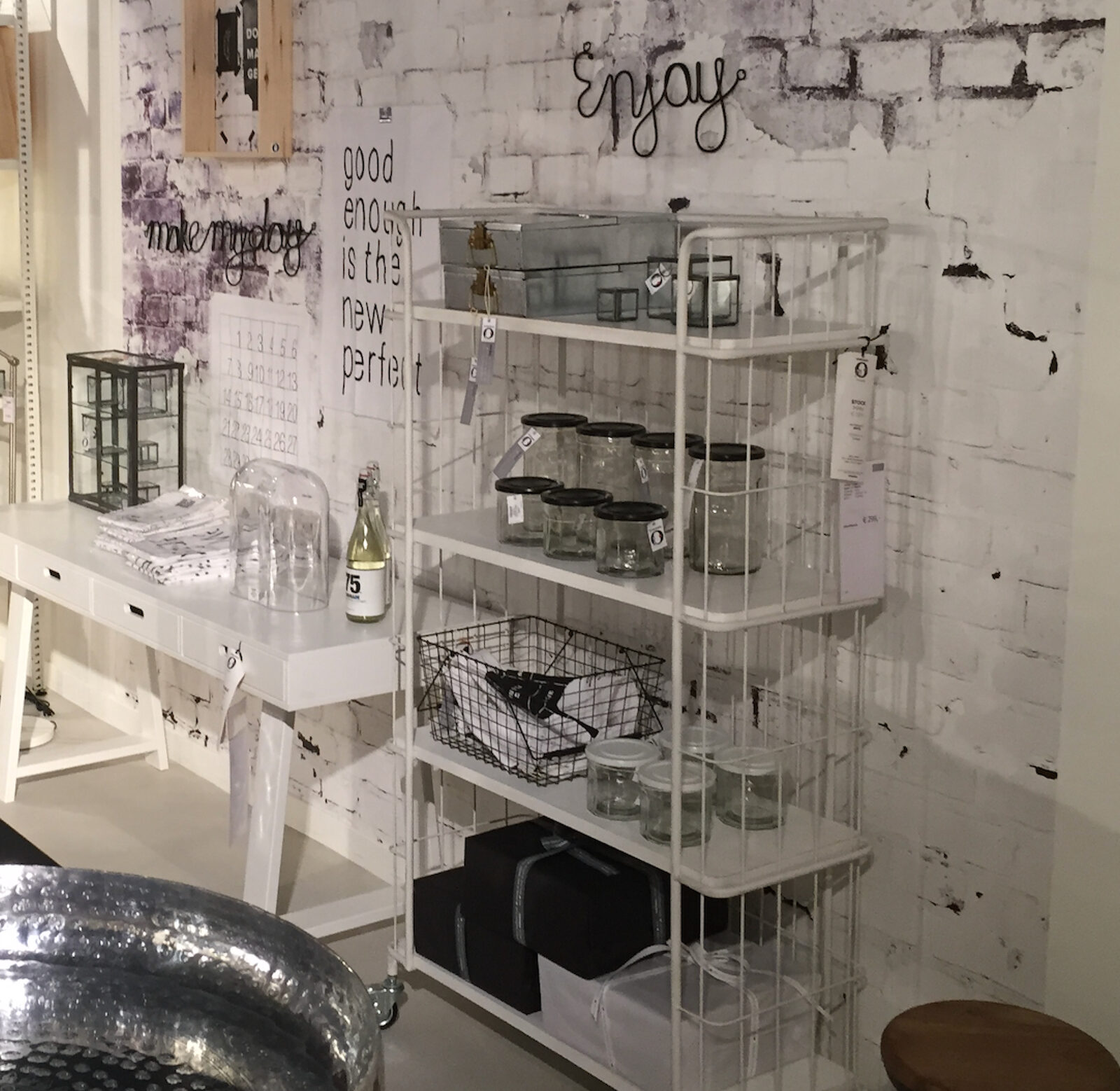 'Enjoy'-presentatiewand met opbergdozen, potten en woonaccessoires — still uit de vtwonen concept shops-film