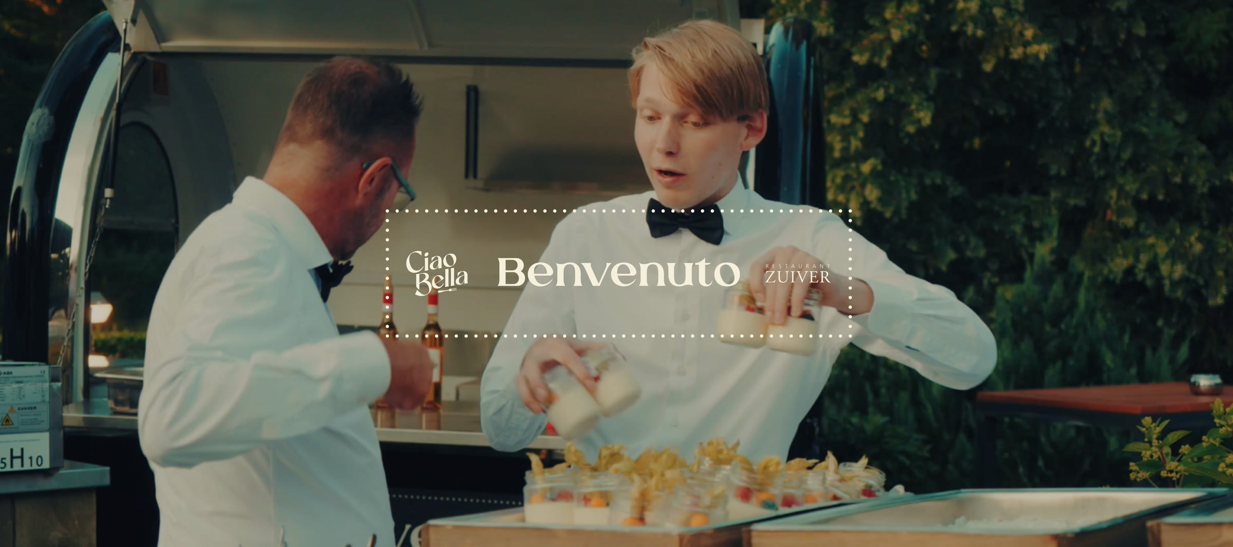 Bediening serveert het Benvenuto-welkomstgerecht vanaf de foodtruck bij aankomst van de gasten