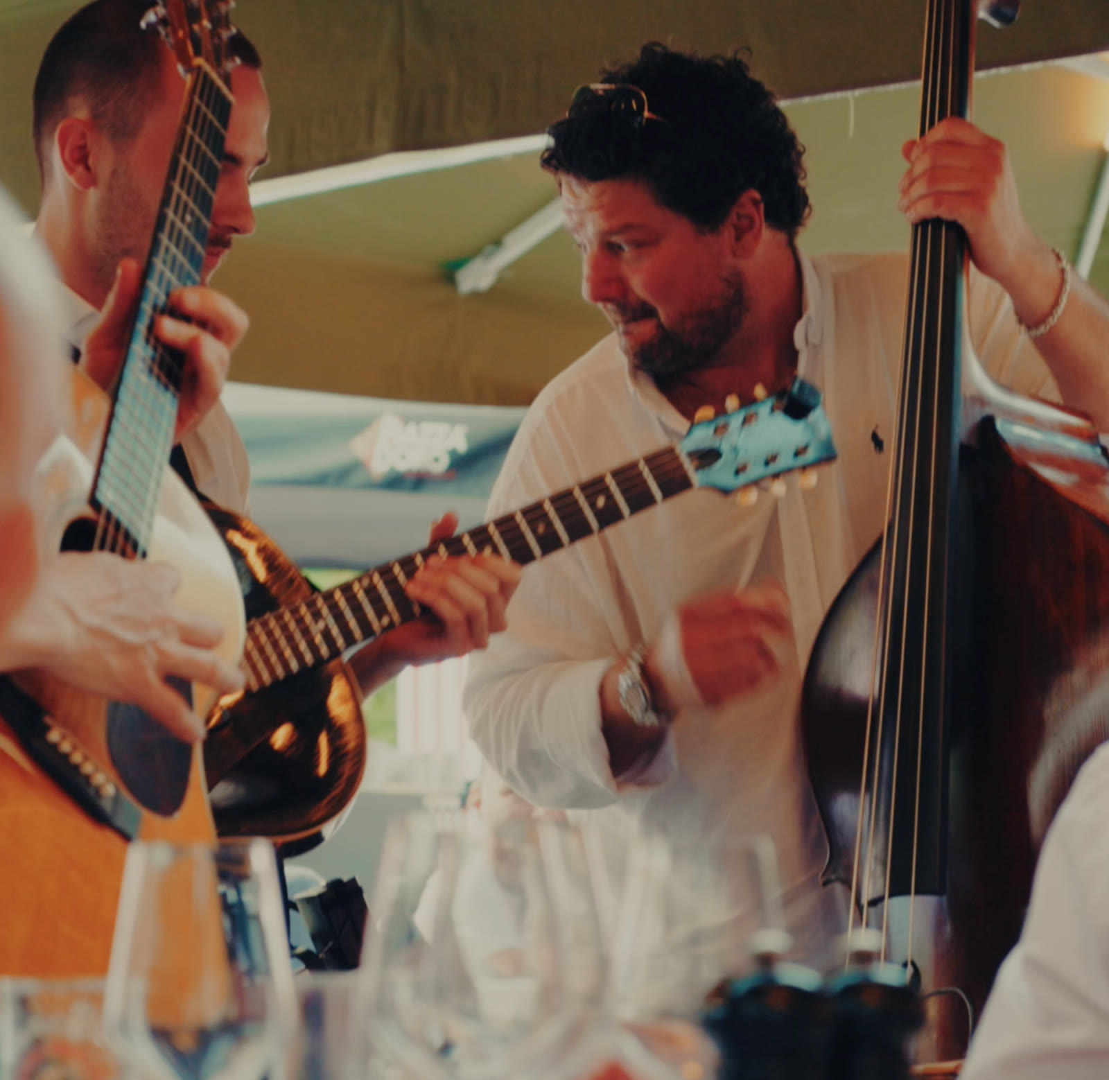 Het Italiaans-Amerikaanse jazzcombo speelt live tussen de tafels tijdens Ciao Bella!