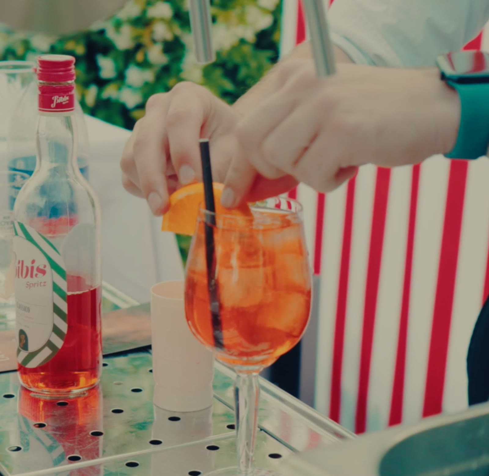Een Bibis Spritz wordt klaargemaakt aan de bar tijdens Ciao Bella!